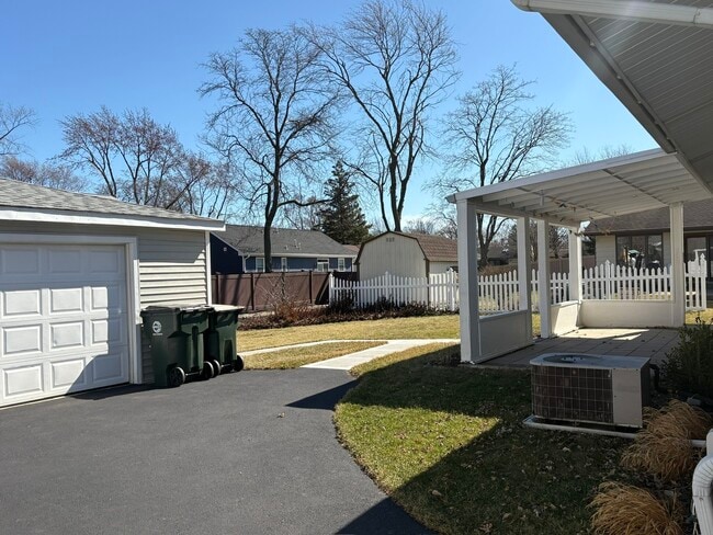 Building Photo - 935 Elmwood Ln