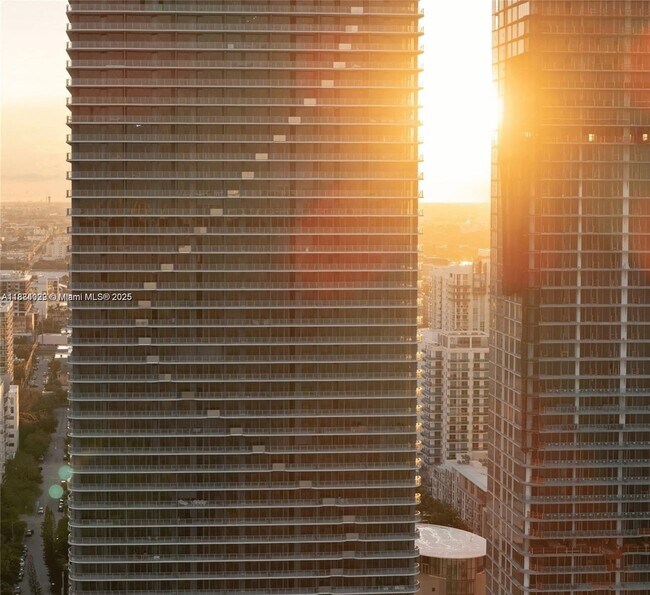 Building Photo - 700 NE 24th St