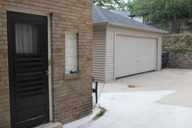 Building Photo - 1614 E Newton Ave