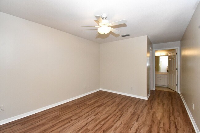 Building Photo - Spacious 3BR/2BA Corner Lot Home + Bonus Room in Silver Springs Shores – $1,500 /Month