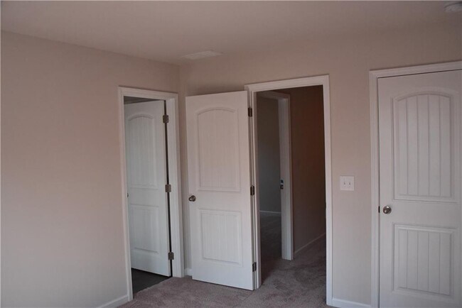 Building Photo - 549 Ruths Dr