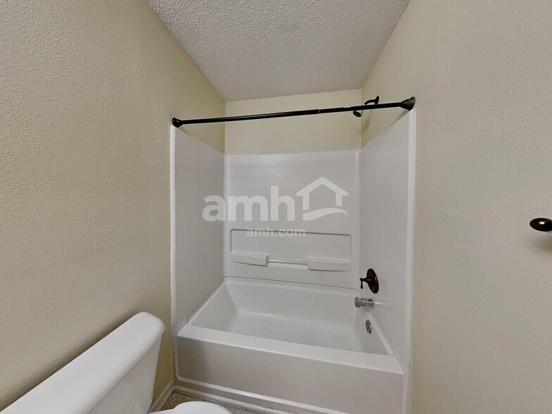 Building Photo - 989 Bentgrass Dr