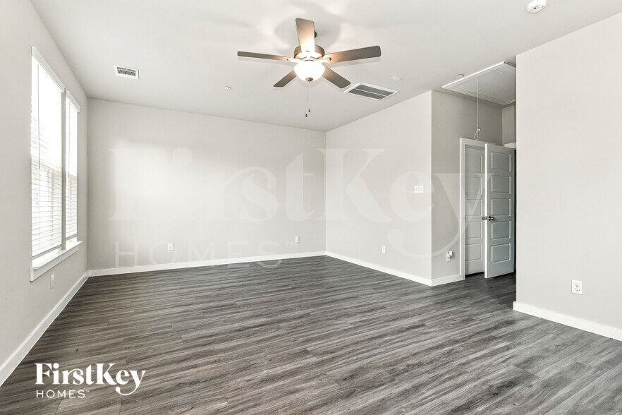 Building Photo - 313 N Centro Cir