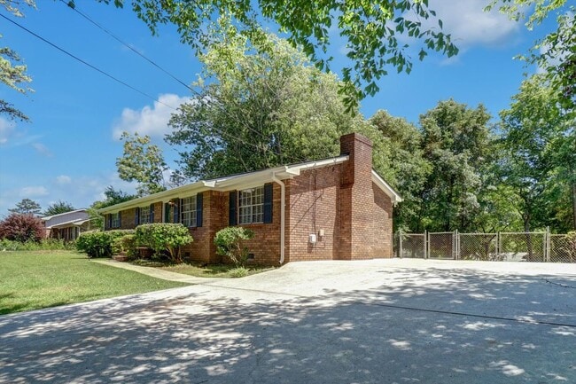 Building Photo - 606 Evergreen Dr