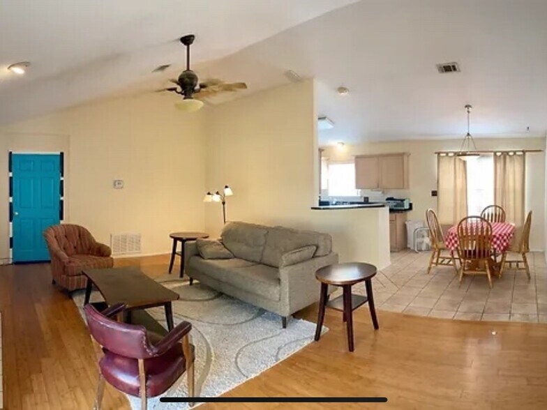 Building Photo - 853 Ladner Dr