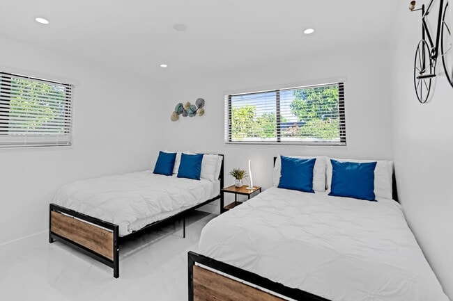 Building Photo - 17835 NE 6th Ave