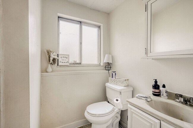 Building Photo - Spacious Cul-de-Sac Home Near CSU