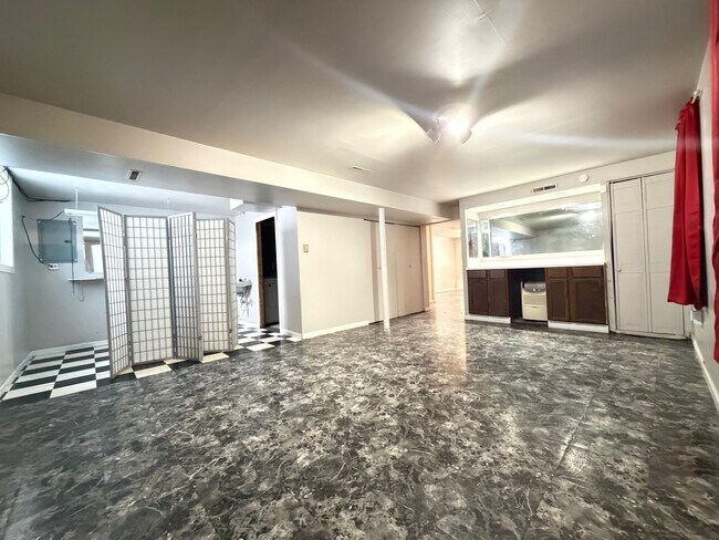 Building Photo - 450 E Mulberry Ct