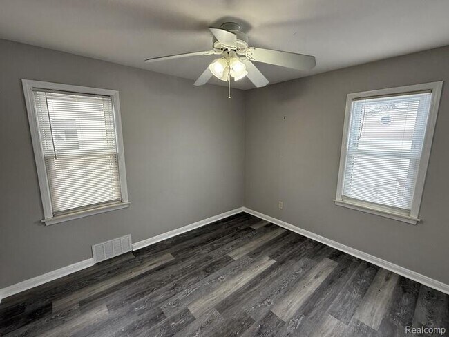 Building Photo - 1465 E 14 Mile Rd