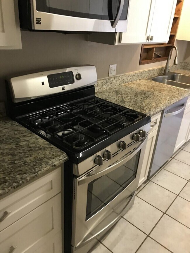 Building Photo - 7811 Cielo Vista Dr