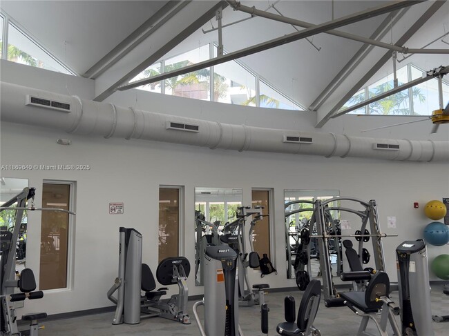 Building Photo - 2500 Parkview Dr
