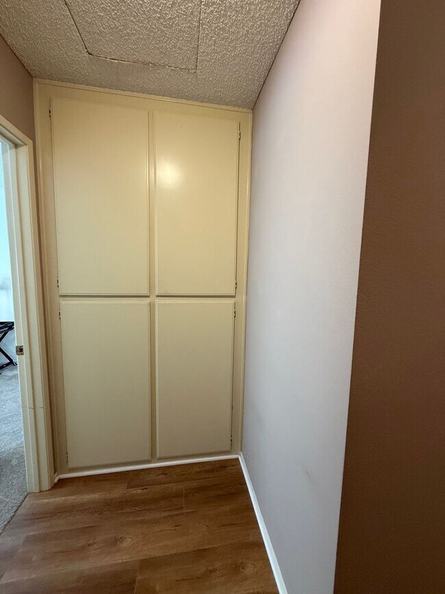 Building Photo - First time rental in a terrific East Simi Valley neighborhood.