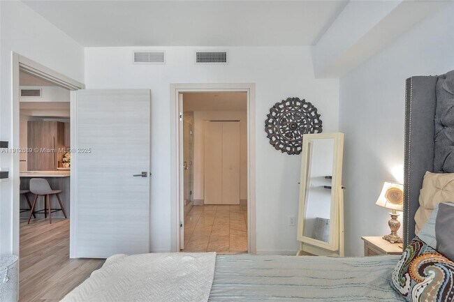 Building Photo - 801 S Miami Ave