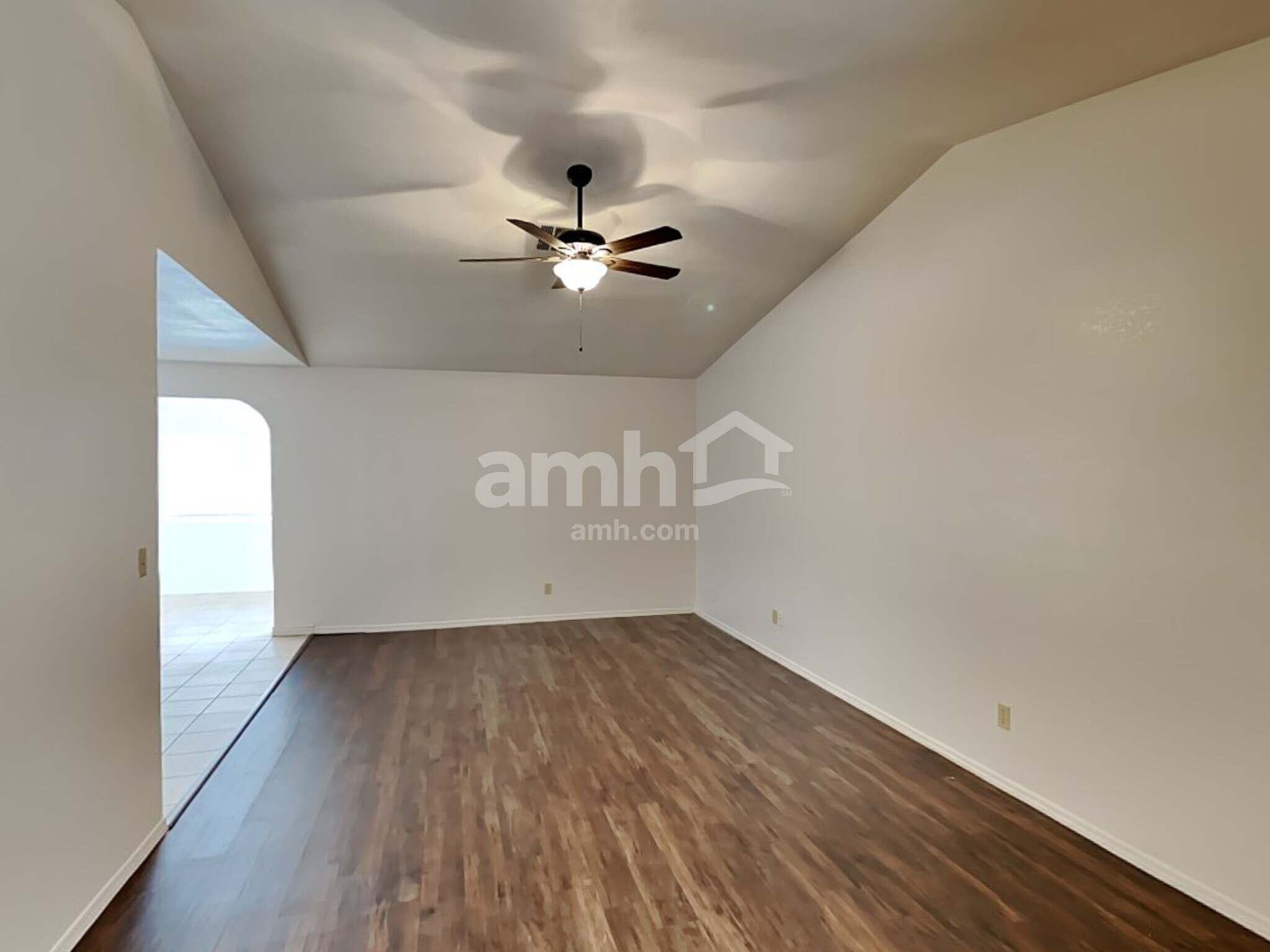 Building Photo - 1364 N Rowen