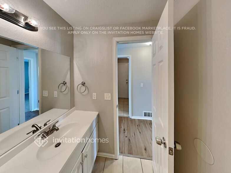 Building Photo - 2224 S Ventura St