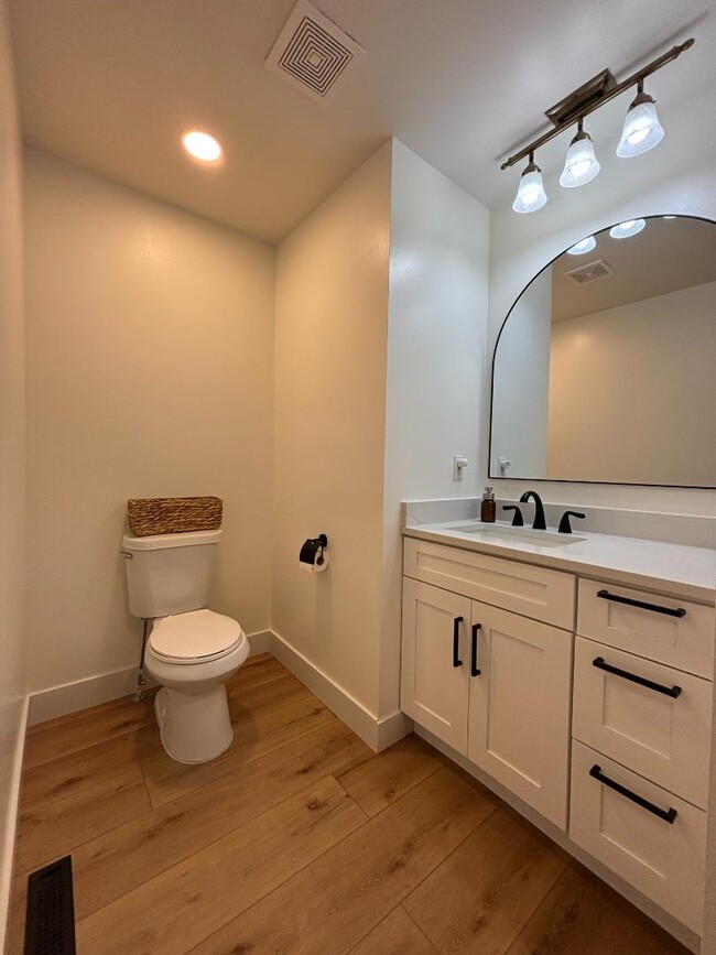 Building Photo - 830 Dehoff Dr
