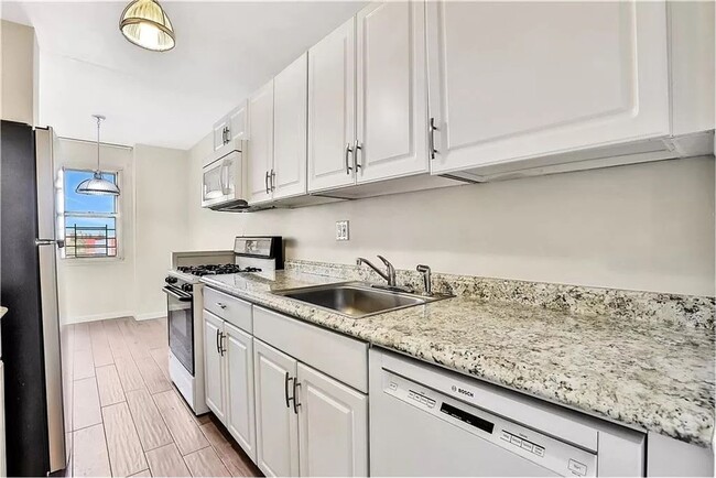 Primary Photo - Large 1 Bedroom 1 Bathroom