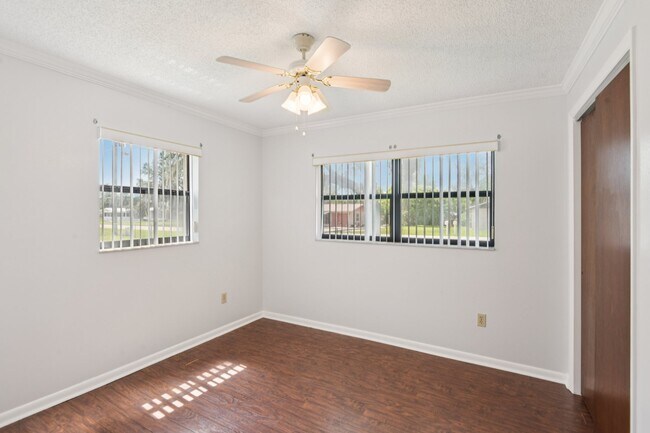 Building Photo - 4704 Queen Palm Dr
