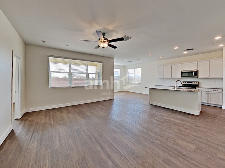 Building Photo - 5925 W Columbine Dr