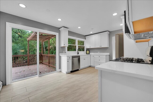 Building Photo - 1001 Oak Ln