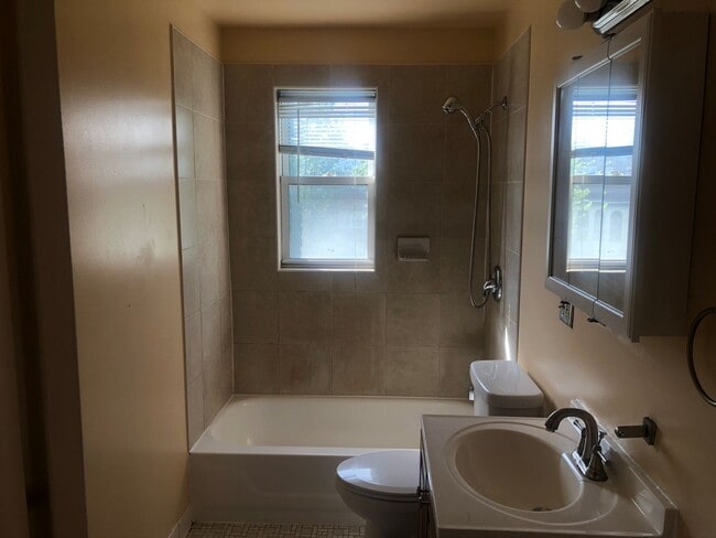 Building Photo - 3 BDRM 1.5 BTH in Baltimore City Sinclair Ln