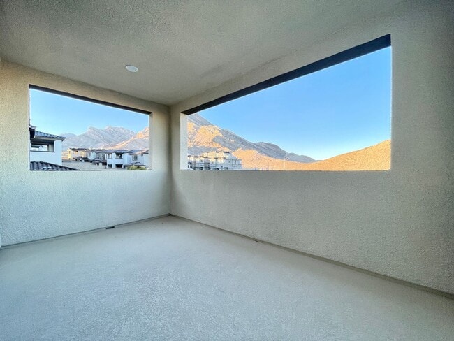 Building Photo - MOUNTAIN VIEWS, Gently lived in 4 bedroom 2.5 Bathrooms with Loft, home is a Must See!