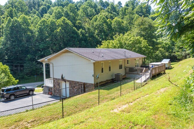 Building Photo - 3 br/ 2 bath home, private setting with garage/workshop
