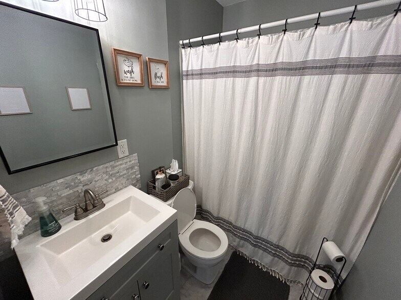 Building Photo - 222 W 81st St