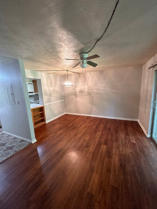 Building Photo - Gorgeous and Spacious 3 BR 1.5 BA Townhome...