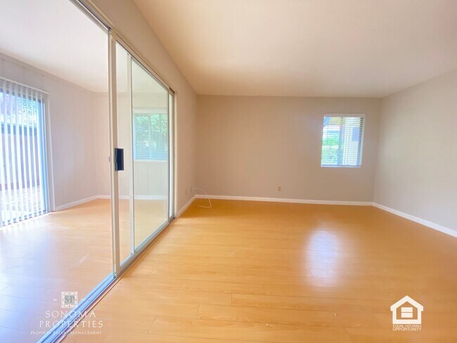 Building Photo - Inviting 1BD/1BA Apartment in Landscaped Sonoma Complex – Close to Everything!