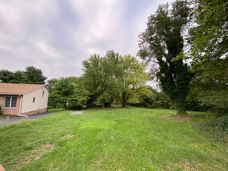 Building Photo - 104 E Poplar St