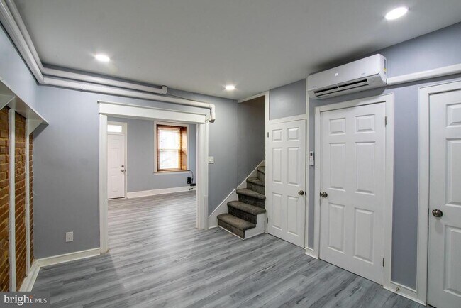Building Photo - 187 Conarroe St