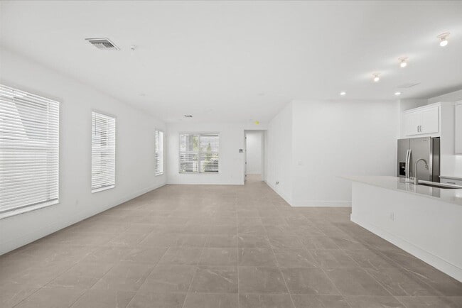 Building Photo - 890 SW Newfield Ave