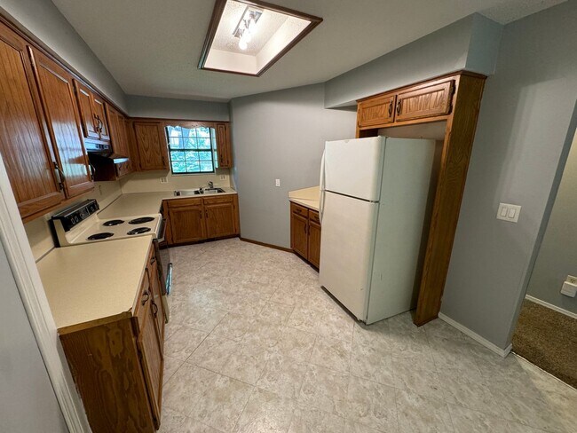 Building Photo - SPACIOUS DUPLEX in Southeast Springfield w...