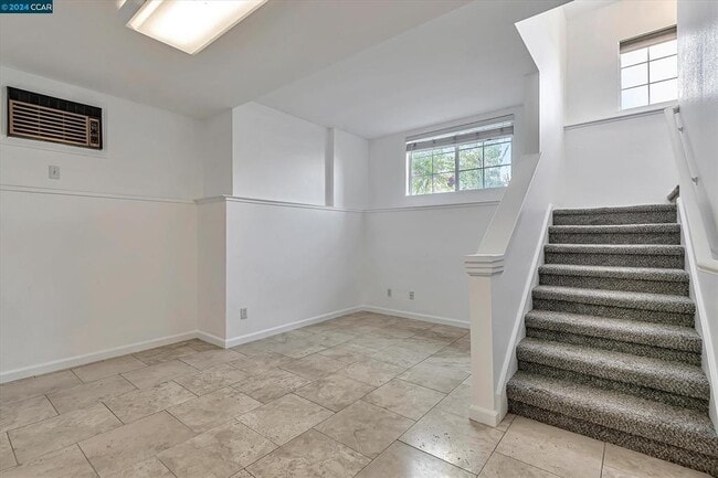 Building Photo - 618 Palomino Dr