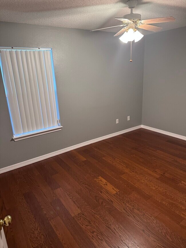 Building Photo - Stunning Custom 4/2, 2380sqft Home with Mo...