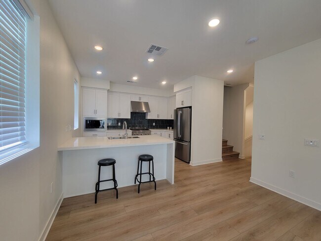 Building Photo - Two-bedroom, two-and-a-half-bath tri-level townhouse located in Arcadia, CA