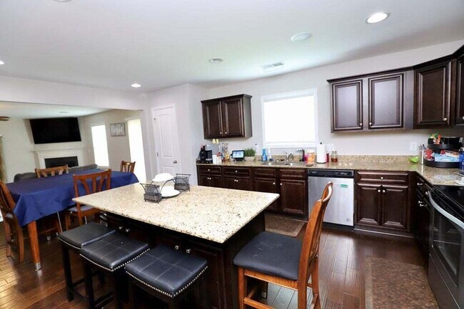 Building Photo - 3830 Moseley Dr