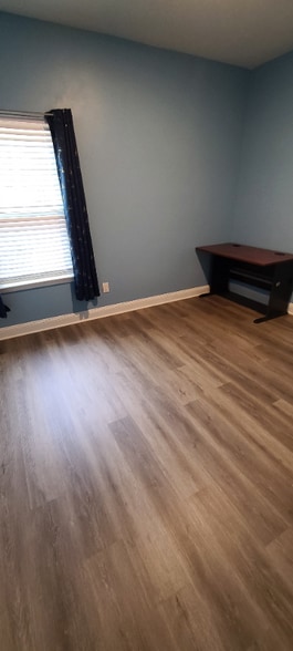 Building Photo - 160 River Glen Dr