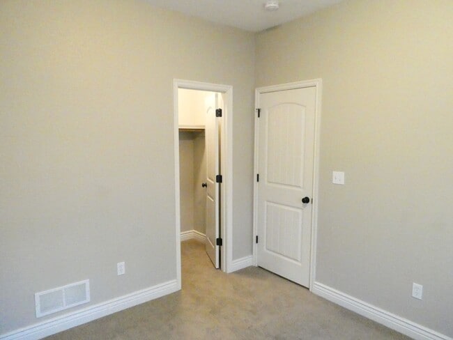 Building Photo - 3 bedroom 2 bath home- Quail Creek Subdivi...
