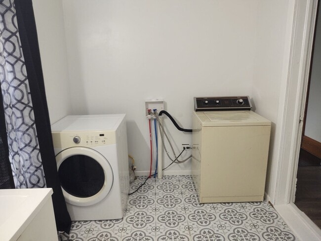 Building Photo - Very Large 4 Bedroom 2 Bath House