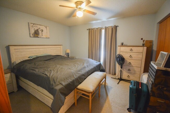 Building Photo - Great location, roomy yard, huge garage!
