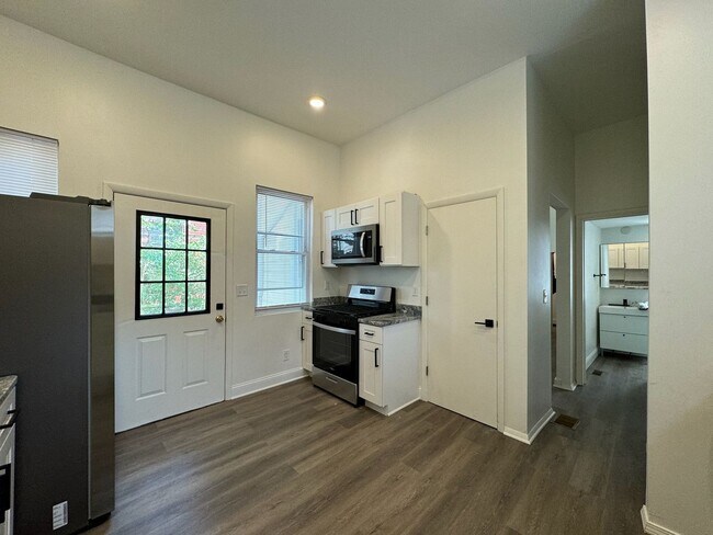 Building Photo - 7 Bed/3 Bath Mins. from UC Campus $750/pp ...