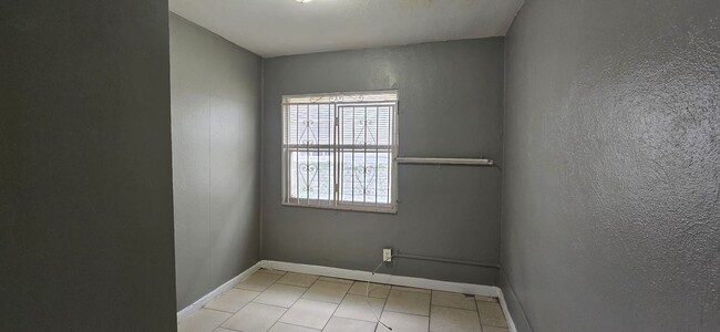 Building Photo - 2 bedroom/1 bathroom Single family Ybor Home