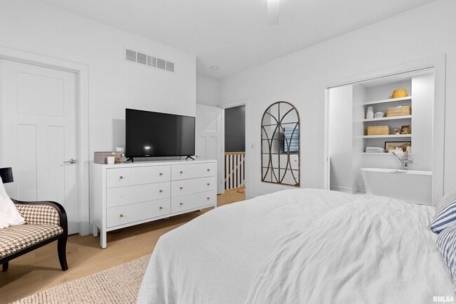 Building Photo - 824 W Moss Ave