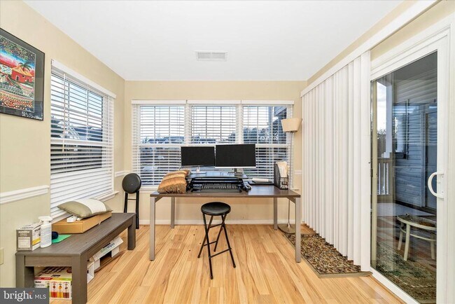 Building Photo - 6520 Lake Park Dr