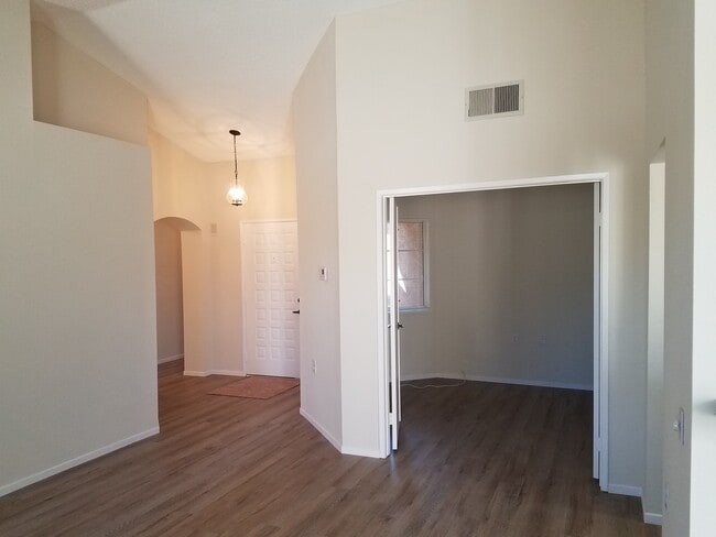 Building Photo - Charming 2 bed 2 bath in west side of Heme...