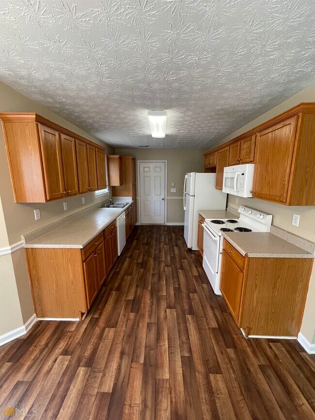 Building Photo - 100 Oak Hill Dr
