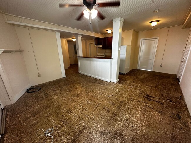 Building Photo - 2 Bedroom Walkable to Campus Pre-Leasing f...