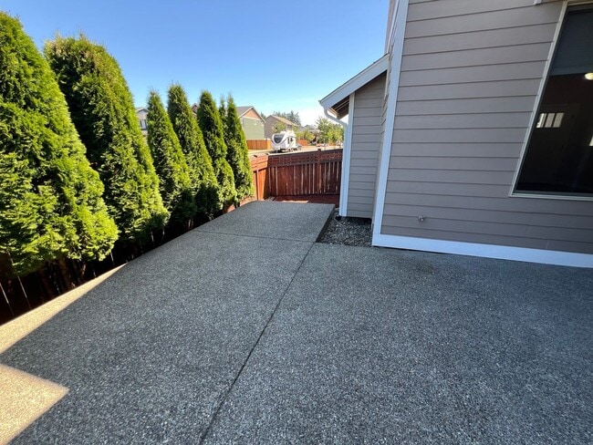 Building Photo - LIKE NEW Truly a MUST SEE! Move-in Ready